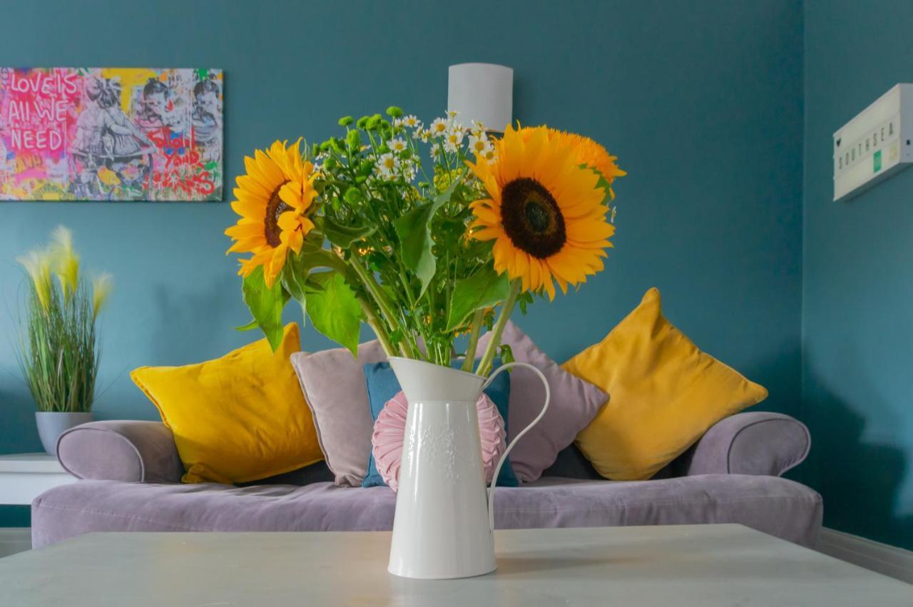 Spacious Split Level Flat In Great Location 포츠머스 외부 사진